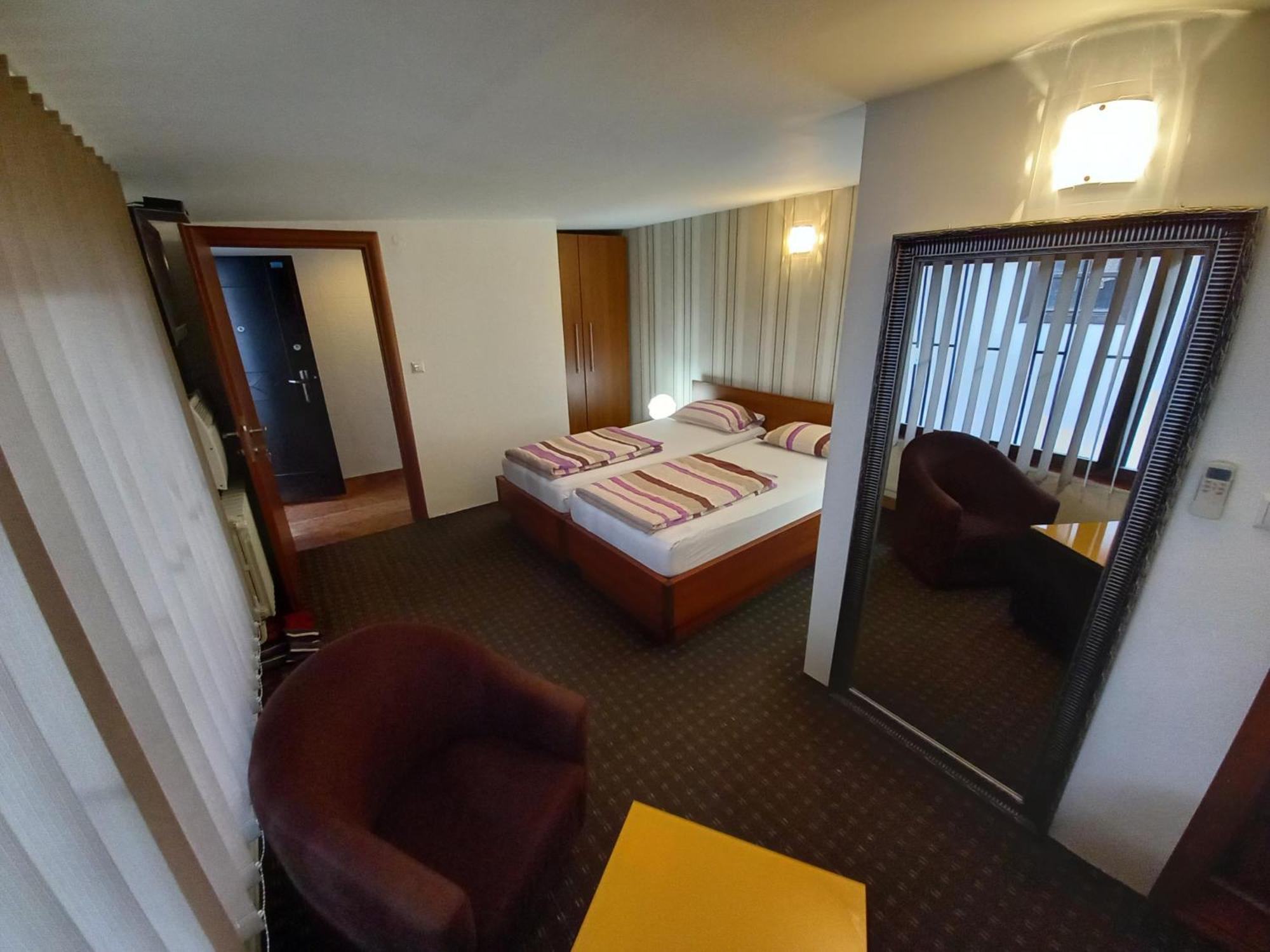 Prenociste Zan Hotell SJJ Rum bild